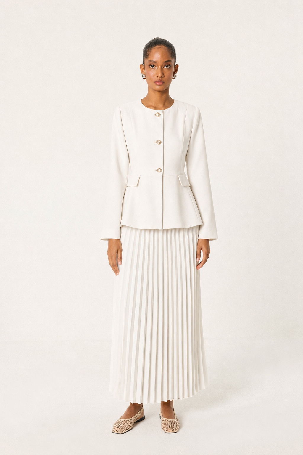 Ensemble veste ajustée et jupe longue plissée blanc cassé